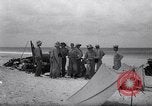 Standbild Männer am Strand Clipperton Insel, 1943, aus Sekunde 9 historischem Filmmaterial Videoclip 65675033681