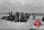 Standbild Männer am Strand Clipperton Insel, 1943, aus Sekunde 10 historischem Filmmaterial Videoclip 65675033681