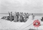 Standbild Männer am Strand Clipperton Insel, 1943, aus Sekunde 11 historischem Filmmaterial Videoclip 65675033681