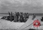 Standbild Männer am Strand Clipperton Insel, 1943, aus Sekunde 12 historischem Filmmaterial Videoclip 65675033681
