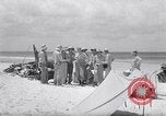 Standbild Männer am Strand Clipperton Insel, 1943, aus Sekunde 13 historischem Filmmaterial Videoclip 65675033681