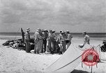 Standbild Männer am Strand Clipperton Insel, 1943, aus Sekunde 14 historischem Filmmaterial Videoclip 65675033681