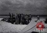 Standbild Männer am Strand Clipperton Insel, 1943, aus Sekunde 15 historischem Filmmaterial Videoclip 65675033681