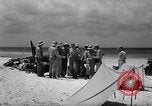 Standbild Männer am Strand Clipperton Insel, 1943, aus Sekunde 16 historischem Filmmaterial Videoclip 65675033681