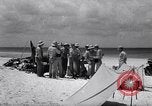 Standbild Männer am Strand Clipperton Insel, 1943, aus Sekunde 17 historischem Filmmaterial Videoclip 65675033681