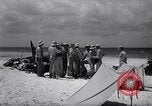 Standbild Männer am Strand Clipperton Insel, 1943, aus Sekunde 18 historischem Filmmaterial Videoclip 65675033681
