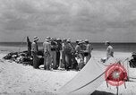Standbild Männer am Strand Clipperton Insel, 1943, aus Sekunde 19 historischem Filmmaterial Videoclip 65675033681