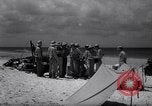 Standbild Männer am Strand Clipperton Insel, 1943, aus Sekunde 20 historischem Filmmaterial Videoclip 65675033681