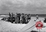 Standbild Männer am Strand Clipperton Insel, 1943, aus Sekunde 22 historischem Filmmaterial Videoclip 65675033681