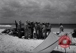 Standbild Männer am Strand Clipperton Insel, 1943, aus Sekunde 23 historischem Filmmaterial Videoclip 65675033681