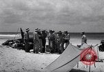 Standbild Männer am Strand Clipperton Insel, 1943, aus Sekunde 24 historischem Filmmaterial Videoclip 65675033681