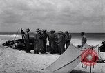 Standbild Männer am Strand Clipperton Insel, 1943, aus Sekunde 25 historischem Filmmaterial Videoclip 65675033681