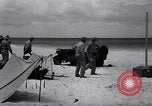 Standbild Männer am Strand Clipperton Insel, 1943, aus Sekunde 26 historischem Filmmaterial Videoclip 65675033681