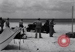 Standbild Männer am Strand Clipperton Insel, 1943, aus Sekunde 27 historischem Filmmaterial Videoclip 65675033681