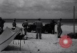 Standbild Männer am Strand Clipperton Insel, 1943, aus Sekunde 28 historischem Filmmaterial Videoclip 65675033681