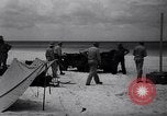 Standbild Männer am Strand Clipperton Insel, 1943, aus Sekunde 29 historischem Filmmaterial Videoclip 65675033681