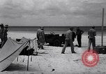 Standbild Männer am Strand Clipperton Insel, 1943, aus Sekunde 30 historischem Filmmaterial Videoclip 65675033681