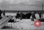 Standbild Männer am Strand Clipperton Insel, 1943, aus Sekunde 31 historischem Filmmaterial Videoclip 65675033681