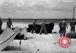 Standbild Männer am Strand Clipperton Insel, 1943, aus Sekunde 32 historischem Filmmaterial Videoclip 65675033681