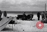 Standbild Männer am Strand Clipperton Insel, 1943, aus Sekunde 33 historischem Filmmaterial Videoclip 65675033681