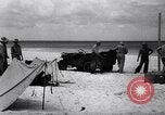 Standbild Männer am Strand Clipperton Insel, 1943, aus Sekunde 34 historischem Filmmaterial Videoclip 65675033681