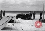 Standbild Männer am Strand Clipperton Insel, 1943, aus Sekunde 35 historischem Filmmaterial Videoclip 65675033681