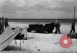 Standbild Männer am Strand Clipperton Insel, 1943, aus Sekunde 36 historischem Filmmaterial Videoclip 65675033681