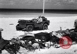 Standbild Männer am Strand Clipperton Insel, 1943, aus Sekunde 45 historischem Filmmaterial Videoclip 65675033681