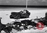 Standbild Männer am Strand Clipperton Insel, 1943, aus Sekunde 46 historischem Filmmaterial Videoclip 65675033681