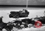 Standbild Männer am Strand Clipperton Insel, 1943, aus Sekunde 47 historischem Filmmaterial Videoclip 65675033681