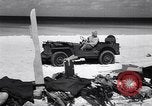Standbild Männer am Strand Clipperton Insel, 1943, aus Sekunde 49 historischem Filmmaterial Videoclip 65675033681