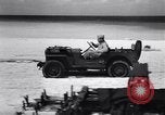 Standbild Männer am Strand Clipperton Insel, 1943, aus Sekunde 53 historischem Filmmaterial Videoclip 65675033681