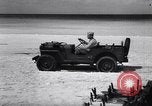 Standbild Männer am Strand Clipperton Insel, 1943, aus Sekunde 54 historischem Filmmaterial Videoclip 65675033681