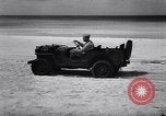 Standbild Männer am Strand Clipperton Insel, 1943, aus Sekunde 55 historischem Filmmaterial Videoclip 65675033681