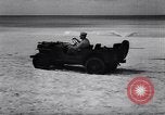 Standbild Männer am Strand Clipperton Insel, 1943, aus Sekunde 56 historischem Filmmaterial Videoclip 65675033681