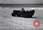 Standbild Männer am Strand Clipperton Insel, 1943, aus Sekunde 57 historischem Filmmaterial Videoclip 65675033681