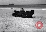 Standbild Männer am Strand Clipperton Insel, 1943, aus Sekunde 58 historischem Filmmaterial Videoclip 65675033681
