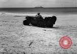 Standbild Männer am Strand Clipperton Insel, 1943, aus Sekunde 59 historischem Filmmaterial Videoclip 65675033681
