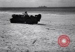 Standbild Männer am Strand Clipperton Insel, 1943, aus Sekunde 60 historischem Filmmaterial Videoclip 65675033681