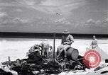 Standbild Männer am Strand Clipperton Insel, 1943, aus Sekunde 61 historischem Filmmaterial Videoclip 65675033681
