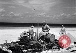 Standbild Männer am Strand Clipperton Insel, 1943, aus Sekunde 62 historischem Filmmaterial Videoclip 65675033681