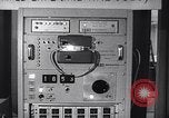 Immagine di esperimento aerospaziale su scimpanzé e scimmie New York City USA, 1967, secondo 43 filmato di repertorio 65675033689