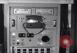 Immagine di esperimento aerospaziale su scimpanzé e scimmie New York City USA, 1967, secondo 44 filmato di repertorio 65675033689