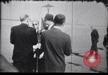 Immagine di La folla reagiscono al Presidente l'assassinio di Kennedy Dallas Texas USA, 1963, secondo 23 filmato di repertorio 65675033708