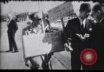 Immagine di La folla reagiscono al Presidente l'assassinio di Kennedy Dallas Texas USA, 1963, secondo 27 filmato di repertorio 65675033708