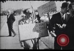 Immagine di La folla reagiscono al Presidente l'assassinio di Kennedy Dallas Texas USA, 1963, secondo 28 filmato di repertorio 65675033708