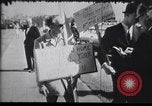 Immagine di La folla reagiscono al Presidente l'assassinio di Kennedy Dallas Texas USA, 1963, secondo 29 filmato di repertorio 65675033708