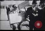 Immagine di La folla reagiscono al Presidente l'assassinio di Kennedy Dallas Texas USA, 1963, secondo 30 filmato di repertorio 65675033708