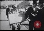 Immagine di La folla reagiscono al Presidente l'assassinio di Kennedy Dallas Texas USA, 1963, secondo 31 filmato di repertorio 65675033708