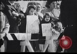 Immagine di La folla reagiscono al Presidente l'assassinio di Kennedy Dallas Texas USA, 1963, secondo 58 filmato di repertorio 65675033708